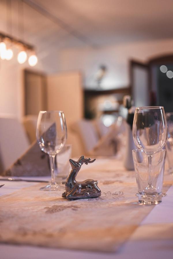 Gasthof Und Hotel Roter Hirsch Claussnitz Luaran gambar
