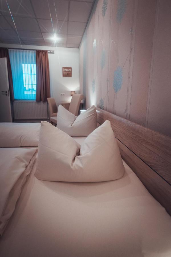 Gasthof Und Hotel Roter Hirsch Claussnitz Luaran gambar