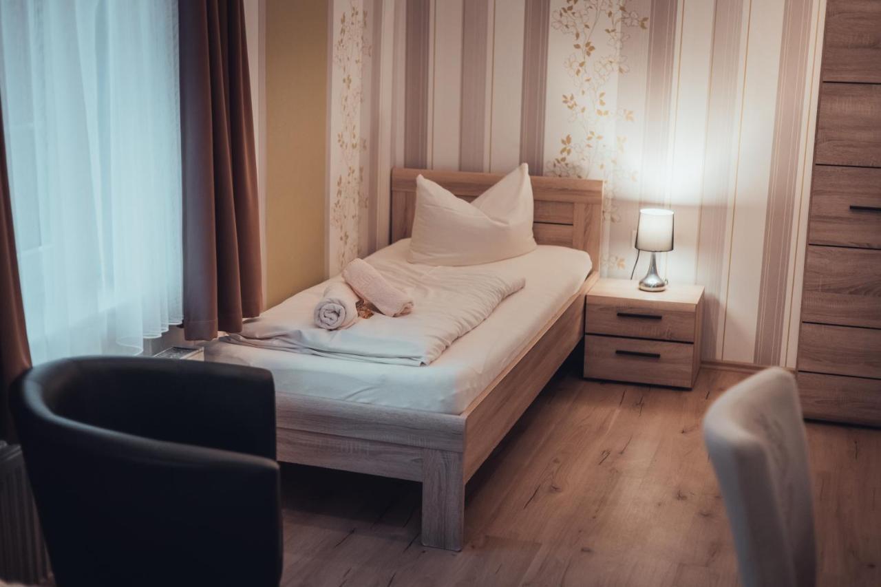 Gasthof Und Hotel Roter Hirsch Claussnitz Luaran gambar