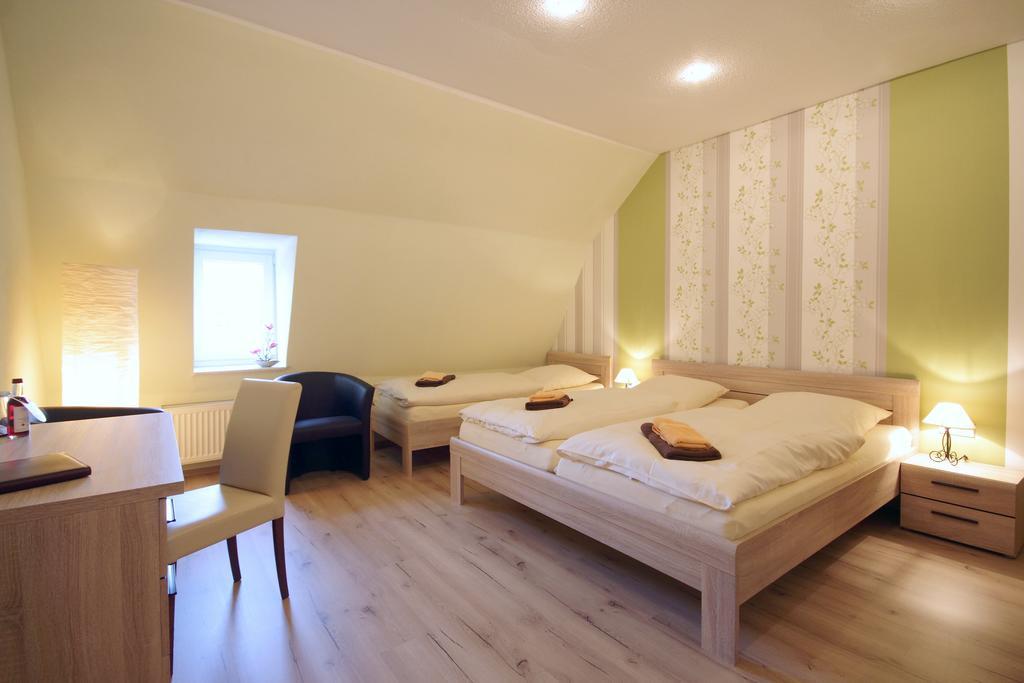 Gasthof Und Hotel Roter Hirsch Claussnitz Bilik gambar