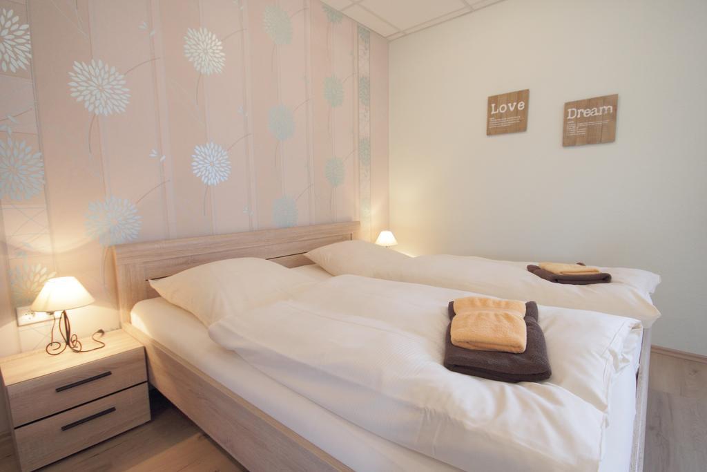 Gasthof Und Hotel Roter Hirsch Claussnitz Bilik gambar