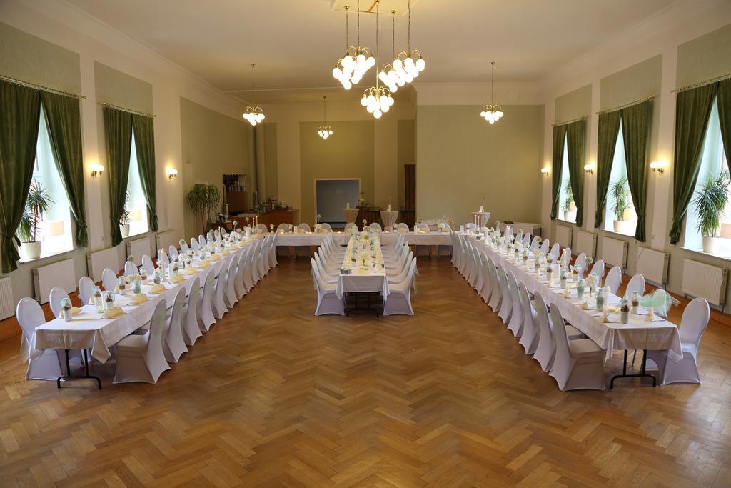 Gasthof Und Hotel Roter Hirsch Claussnitz Luaran gambar