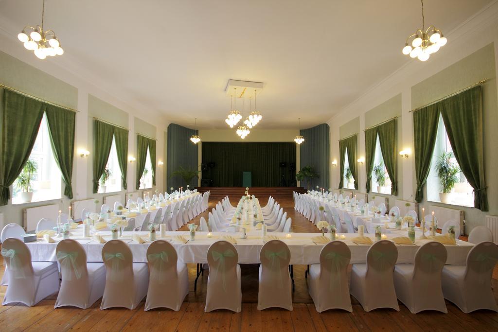 Gasthof Und Hotel Roter Hirsch Claussnitz Luaran gambar